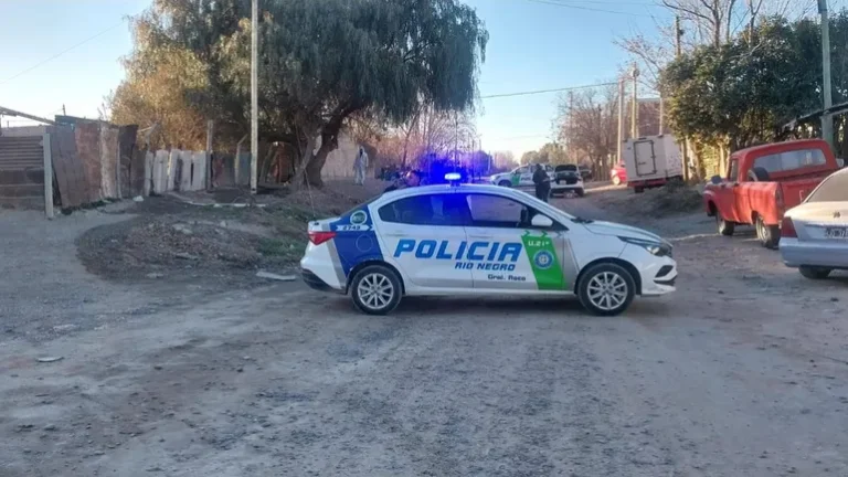 Brutal asesinato: mataron a un hombre a balazos en la calle y arrastraron su cuerpo hasta un patio