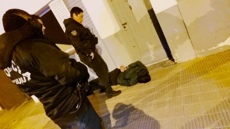 Entró a robar a una casa, desconectó las cámaras e intentó escapar por el techo