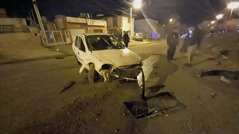 Dos jóvenes resultaron heridos tras impactar contra un poste en Avenida Rivadavia