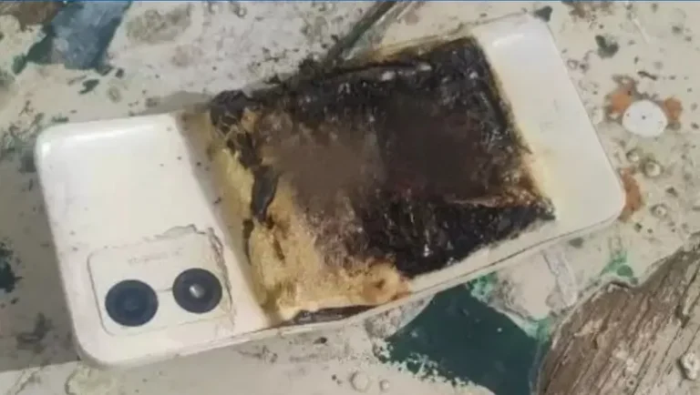 Golpearon un celular hasta hacerlo explotar, la escuela se llenó de humo y tuvieron que evacuarla