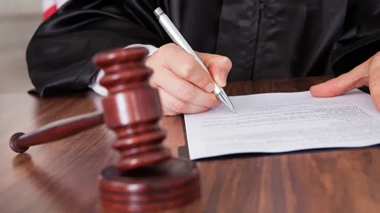 Controversia judicial: absolvieron a un acusado de abuso porque la víctima lo había abrazado antes