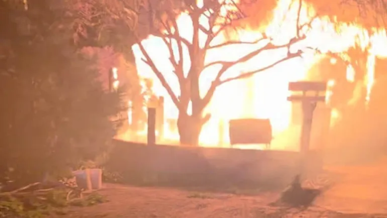 Se le incendió la casa por quedarse dormido mientras fumaba y está internado en terapia intensiva