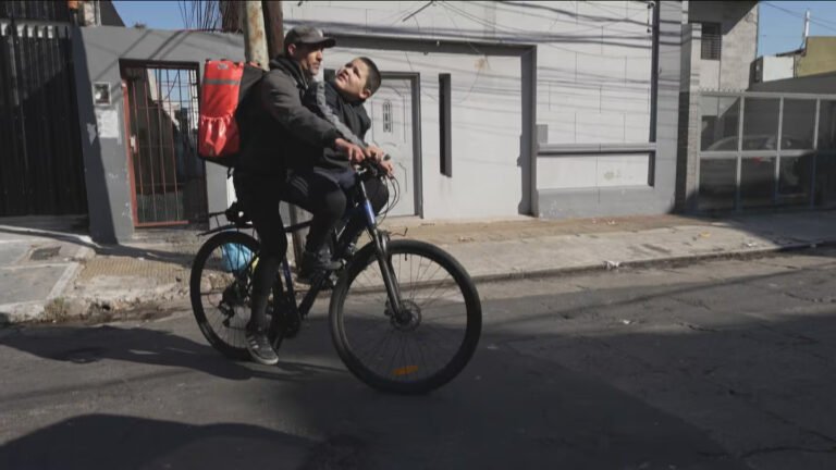 “La fuerza de papá”: vende prepizzas en bicicleta junto a su hijo con autismo para poder cuidarlo
