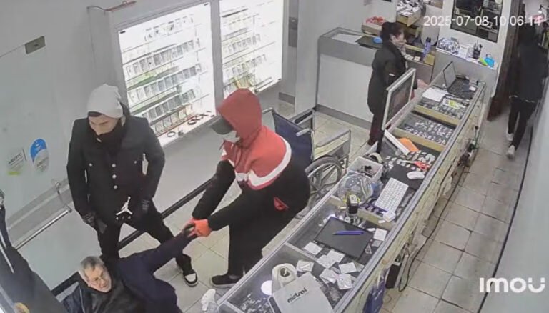 Violento robo: simularon ser personas con discapacidad y desvalijaron una joyería
