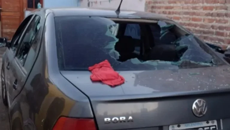 Violento ataque: como su ex no lo atendió, le rompió el auto y le baleó la casa