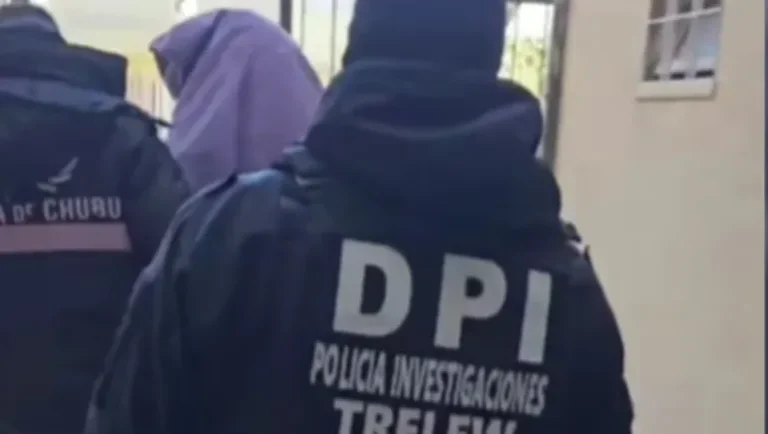 Torturaron a un repartidor y le quemaron el ojo con un cuchillo: tres hombres y una mujer, imputados