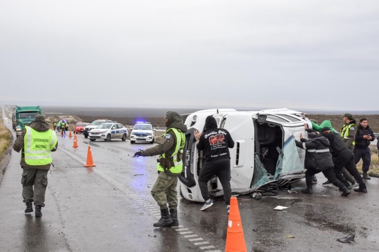 Quiso agarrar una botella de agua, perdió el control y volcó en Ruta 3
