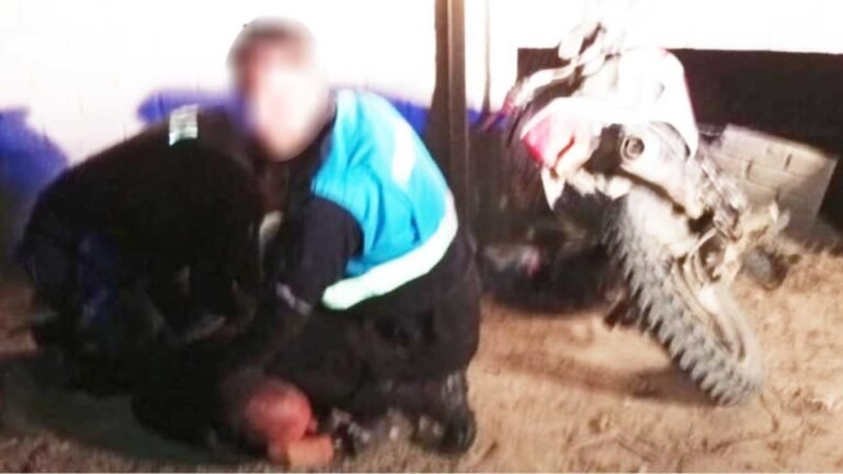 Huía en moto con un menor, chocó y agredió a un policía: quedó detenido
