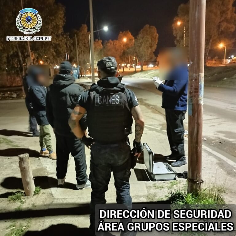 Lo paró la policía en un control y confesó que llevaba tres envoltorios con marihuana