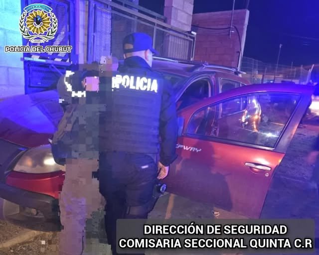Robaba pertenencias de un auto, pero un vecino lo vio y dio aviso a la policía