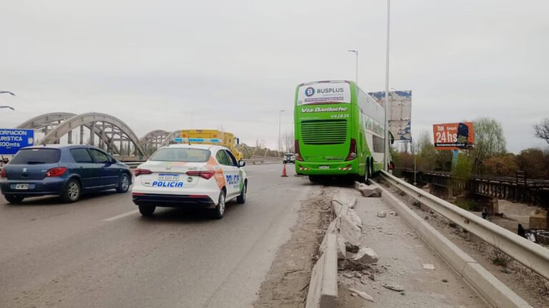Un colectivo perdió el control, chocó contra el guardarrail y quedó al borde de caer a un río