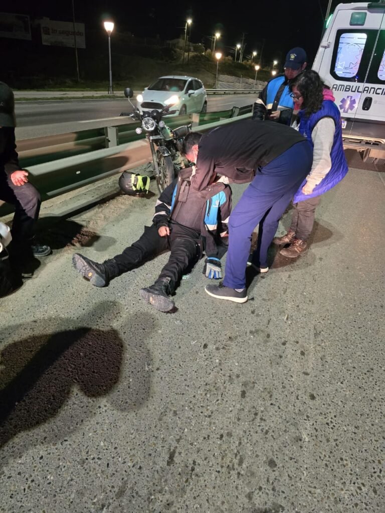 Un pozo en la calzada les hizo perder el control de la moto: terminaron hospitalizados