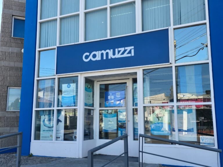 Piden que Camuzzi abra las puertas al público: “No hay nadie que te atienda”