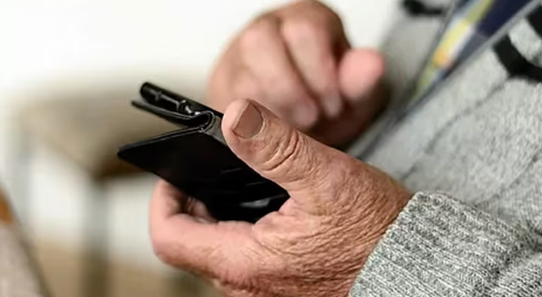 Un jubilado de 70 años perdió casi tres millones por una estafa telefónica