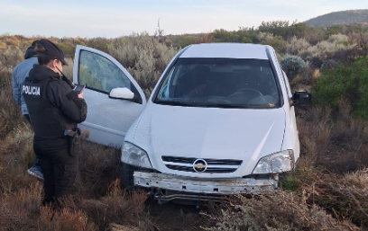 Transitaba por Ruta 1, perdió el control en el asfalto mojado y volcó