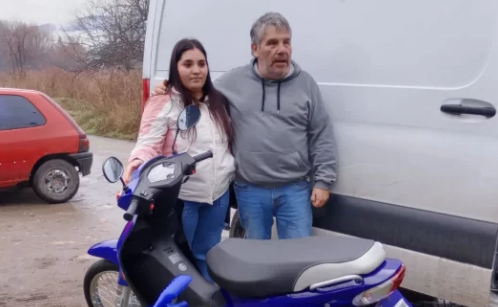 Un gesto que inspira: donó una moto para ayudar a un niño que necesita prótesis