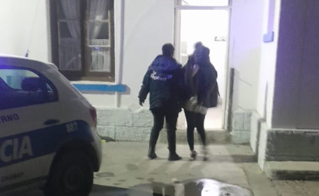 Fueron a pedir dinero y terminaron rompiendo los vidrios de una casa: hay una detenida