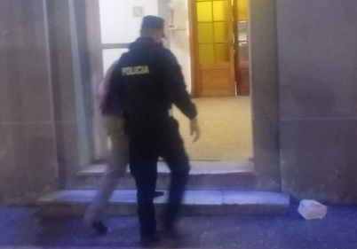 Intentó ingresar a una vivienda pateando la puerta y un vecino llamó a la policía