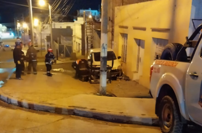 Chocó contra un nicho de gas, abandonó el auto y provocó una fuga en plena madrugada