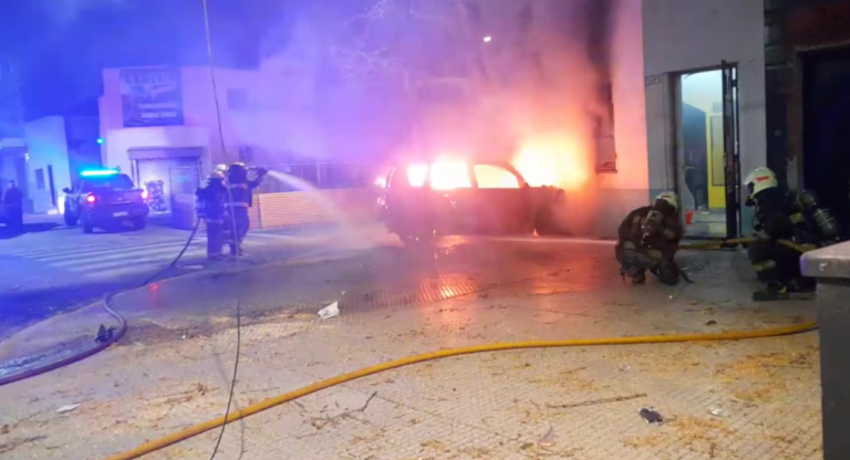 Persecución, choque e incendio: tres menores robaron un auto y se incrustaron en una casa