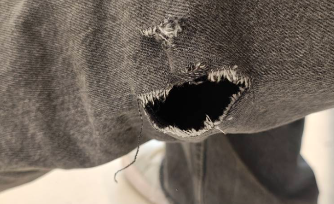 Vecina denuncia que en una vereda hay cinco cuchas con perros y uno de ellos la atacó