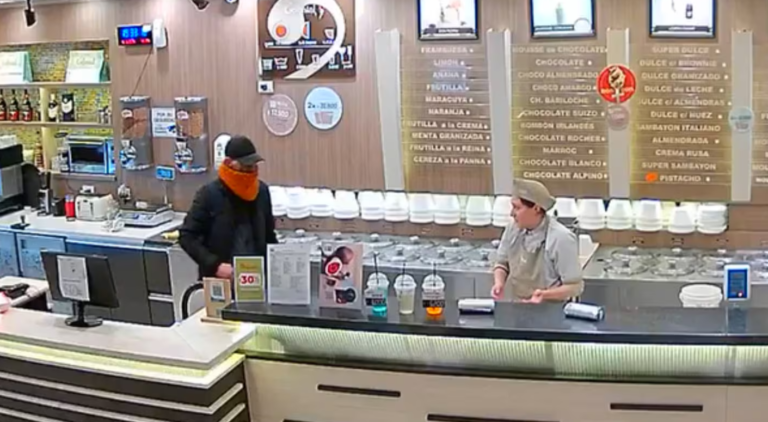 “Perdoname, te tengo que robar”: un ladrón entró a una heladería y se llevó la recaudación