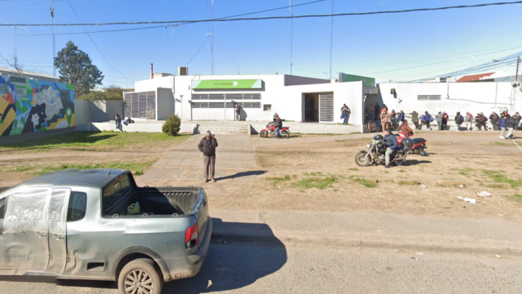 Un hombre salió del banco de cobrar su jubilación y dos mujeres lo atacaron