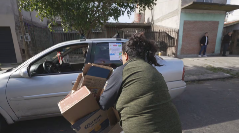 Es enfermera hace 22 años pero cartonea para sobrevivir: “Es para llegar a fin de mes”