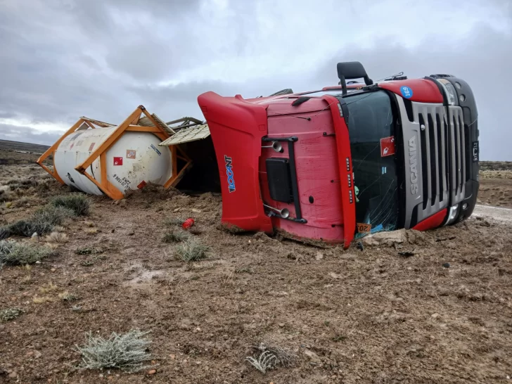 Volcó un camión con gas inflamable en la Ruta 3