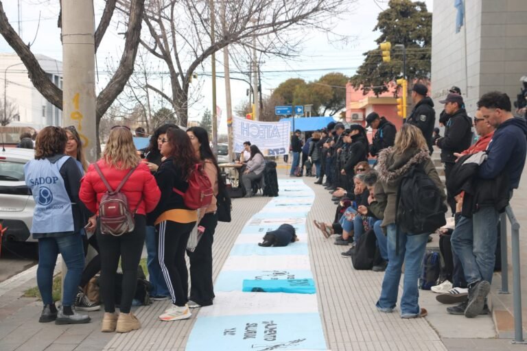 Sindicatos docentes exigen paritarias y critican el bono por “discriminatorio”