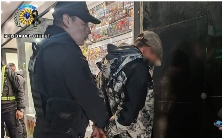 Sustrajo varios productos de una góndola y huyó