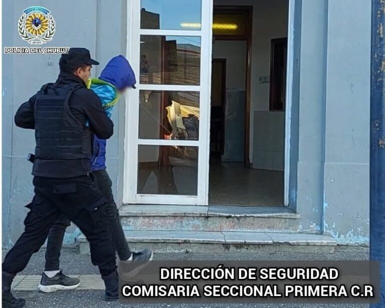 Pasará la noche tras las rejas por llevar un botellón plástico sin pagar