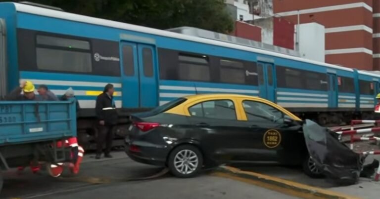 Impactante: un tren embistió a un taxi que intentó cruzar con la barrera baja