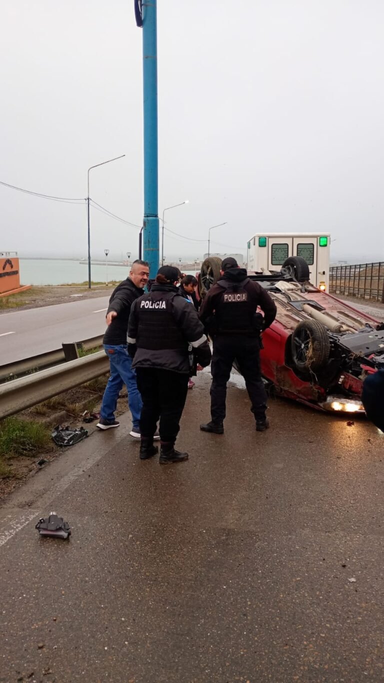 Derrapó, impactó contra el guardarraíl y volcó