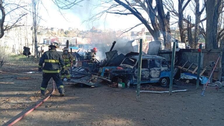 El fuego consumió una precaria vivienda