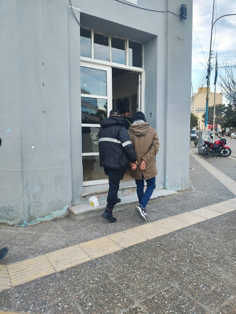 Intentó llevar un perfume sin pagar