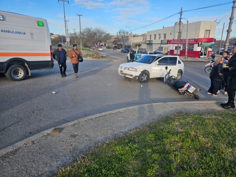 Accidente entre una moto y un vehículo: una joven fue derivada al Hospital