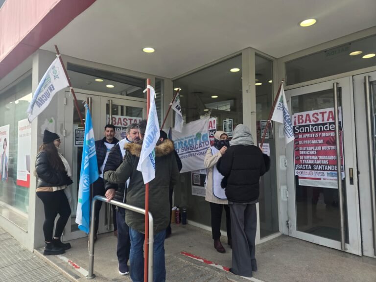 Bancarios protestan por despidos en el Santander: “En dos meses, cinco trabajadores fueron desvinculados”