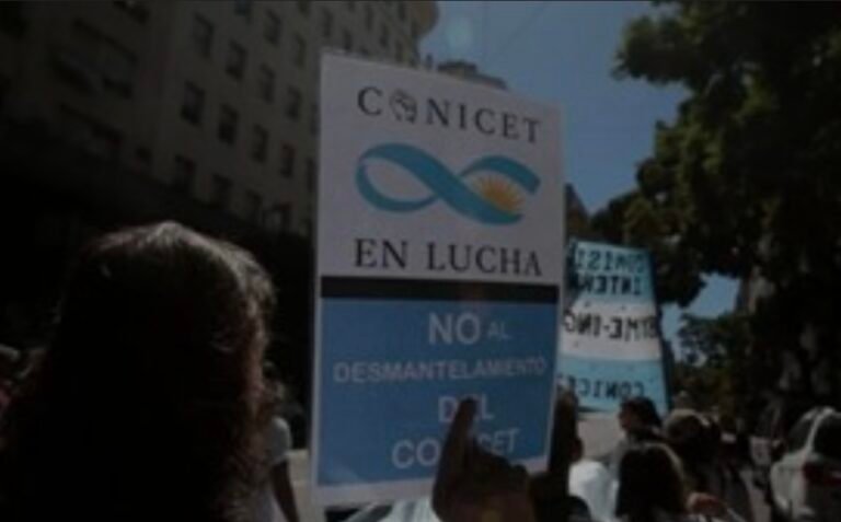 En medio del furor por el streaming, trabajadores del CONICET paran 48 horas con acampe y movilización