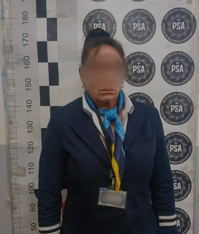 Azafata de Aerolíneas Argentinas detenida por contrabando de costosos relojes, joyas y celulares