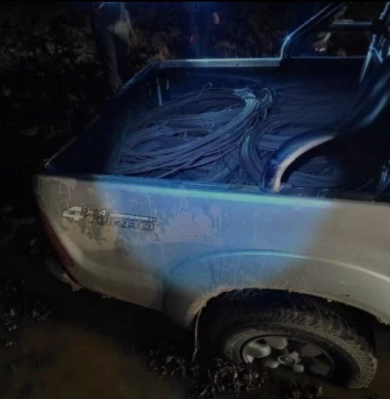 Abandonaron su camioneta repleta de cobre cuando se les “encajó” en el barro