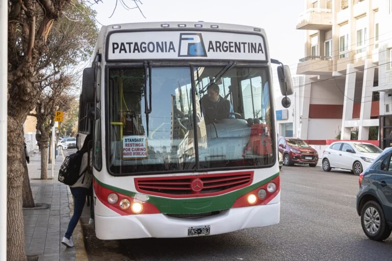 Patagonia Argentina abonó los sueldos y los colectivos circulan con normalidad