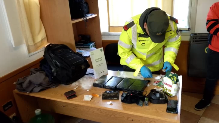 Ex gendarme caminaba por Ruta N°3 y le encontraron 4 kilos de cocaína