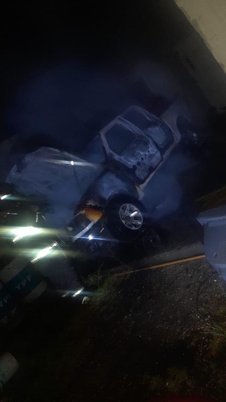 Se puso a cocinar en el fogón y minutos después se prendió fuego la camioneta que estaba en el patio