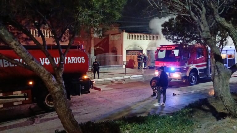 Se le incendió la casa y quedó atrapada con su hija menor en el balcón