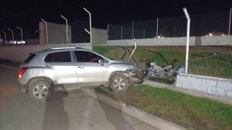 Un menor perdió el control del auto y chocó contra el paredón del Club Tiro Federal