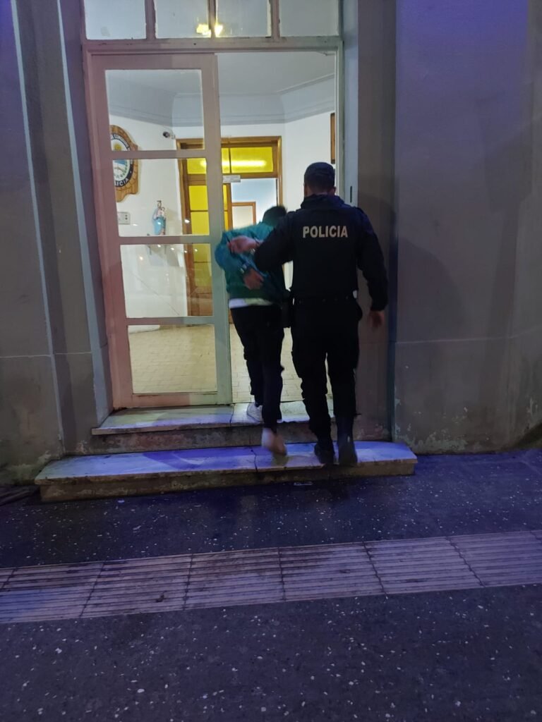 Un menor de 15 años rompió una vidriera con un ladrillo para robar