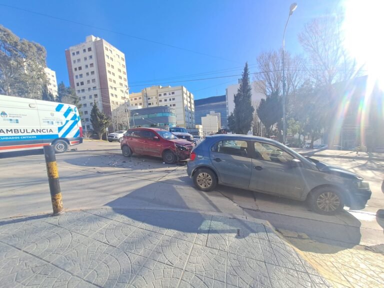 Fuerte choque en avenida Rivadavia: una mujer fue trasladada al hospital