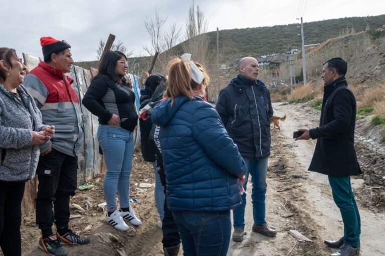 Recorrido en La Floresta: continúan los arreglos de calles, iluminación y servicios