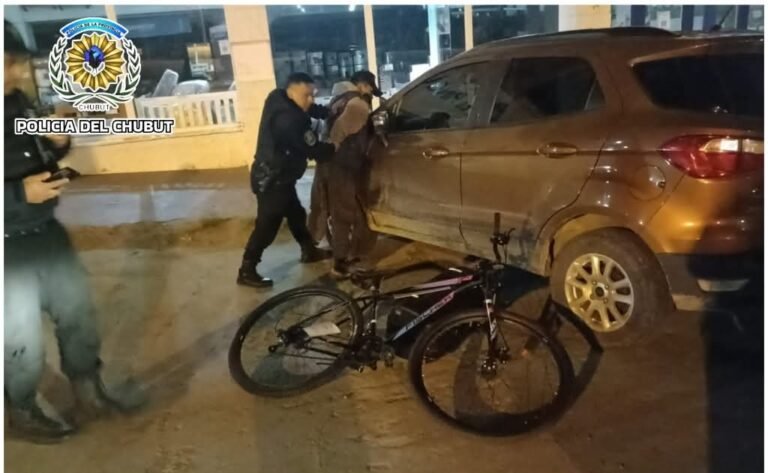 Dañó el vidrio de un comercio para llevarse una bicicleta: lo detuvieron en plena fuga